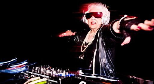 �utouchMe�v�t�@�b�V�����p�[�e�B�ŁA���E�ō���̌���DJ�o��Ƀt���A�M���I