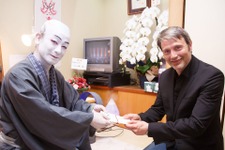 片岡愛之助、歌舞伎を観賞したマッツ・ミケルセンと“正座”で文化交流にご満悦！ 画像