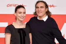 ホアキン・フェニックス＆ルーニー・マーラが熱愛中？ 画像