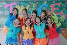 TWICE、日本のCMに初出演！ カラフルな制服姿でダンス「ワイモバ学園」 画像