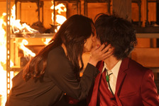 中村倫也＆小池栄子が炎の中でキス…「美食探偵」刺激が強すぎの第6話 画像