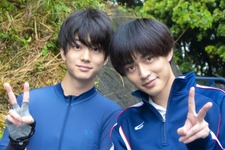 永瀬廉＆伊藤健太郎、過酷すぎる自転車シーンや仲良く寝そべる姿も…『弱ペダ』メイキング映像 画像