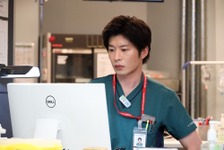 田中圭“成瀬”スイカ割で見せたギャップに「可愛すぎ」、将来への迷いには視聴者から様々な声…「ナイト・ドクター」7話 画像