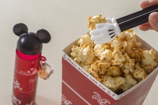 【ディズニー】トングで食べれば手が汚れない！新デザインのポップコーンバケットもパークに登場 画像