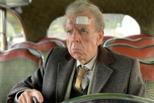 名優ティモシー・スポール、英国縦断のバスの旅へ『君を想い、バスに乗る』予告編 画像