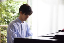 中島裕翔がピアノ初挑戦、吉川愛“生徒”との純愛始まる…「純愛ディソナンス」シーン写真 画像