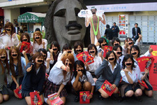 制服“黒ヒゲ”ギャルが渋谷を征服！　『ボラット』全国一斉プロモーション 画像