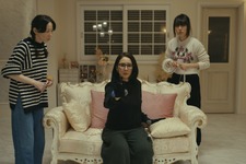 菊地凛子“亜希子”、侵入した部屋での“女子会”に「カオスすぎw」「面白すぎる」の声…「侵入者たちの晩餐」 画像