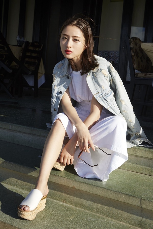 石原さとみ写真集、15万部突破！ 未収録カットを公開