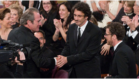 脚色賞を受賞したコーエン兄弟をトミー・リー・ジョーンズが祝福。この後、コーエン兄弟は監督賞・作品賞も受賞し三冠を達成。 Darren Decker / (C) A.M.P.A.S.