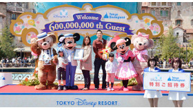 “6億人目”のゲストとして祝福される、阪井有美さんご一家 in 東京ディズニーシー／(C) Disney