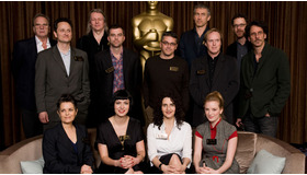 アカデミー賞脚本賞にノミネートされた面々。サラ・ポーリーは前列右に