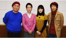 『アキレスと亀』製作発表にて（左から）北野武、樋口可南子、麻生久美子、柳憂怜