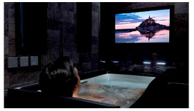 最新極上バスルーム「SPAGE（スパージュ）」。業界最大サイズの32型浴槽テレビ「アクアシアター」と「フルデジタルサウンドシステム」。