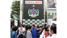 「SMAP」登壇を前にざわめくアルタ前（新宿）／「ビストロSMAP」×セブン-イレブン試食会