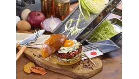 東京国際映画祭にちなんで発表された、須賀氏による照り焼き味の特製ハンバーガー「Tokyo Teriyaki バーガー」（1,000円）。