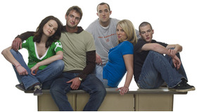 『American Teen／アメリカン・ティーン』　（左からハンナ・ベイリー、ミッチ・ラインハルト、コ-リン・クレメンズ、メーガン・クリズマティック、ジェイク・トゥッシー
