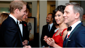 『007／慰めの報酬』ワールドプレミアにて　両王子との会話を楽しむダニエル・クレイグとオルガ・キュリレンコ