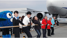 綾瀬はるか、田辺誠一、矢口史靖監督と乗客が関西国際空港で飛行機と綱引き！