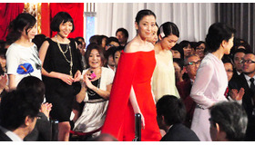 豪華女優陣の中でも輝く…宮沢りえの“赤”／第38回日本アカデミー賞