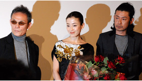 『ゼラチンシルバーLOVE』初日舞台挨拶（左から）操上和美監督、宮沢りえ、永瀬正敏