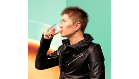 GACKTが、最新マシンで淹れたコーヒーを飲んでいるところ