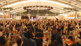 昨年の「横浜オクトーバーフェスト」の様子。陽気なドイツ楽団とともに約1000人が大合唱で乾杯！