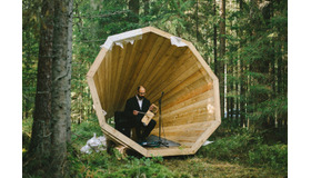 森林に突如現れた巨大な木製メガホンが奏でる自然のオーケストラ