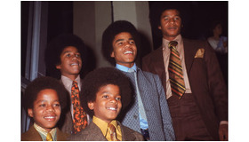 1970年、NAACPイメージ・アワードを受賞した際のジャクソン5（左から）マーロン、ジャーメイン、マイケル、ティト、ジャッキー -(C) Hulton/Getty Images/AFLO