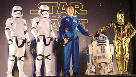 ストームトルーパー＆野口聡一＆R2-D2＆C-3PO／『スター・ウォーズ／フォースの覚醒』公開記念東京スカイツリー点灯式