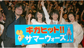 『サマーウォーズ』初日舞台挨拶（左から）細田守監督、神木隆之介、桜庭ななみ、富司純子
