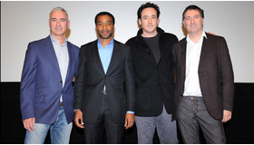 『2012』フッテージ上映後の舞台挨拶に登壇した（左から）ローランド・エメリッヒ監督、キウェテル・イジョフォー、ジョン・キューザック、ハラルド・クローサー（プロデューサー）