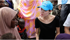 12日、ソマリアとケニアの国境沿いにある難民キャンプに訪れた際のアンジェリーナ -(C) Reuters/AFLO