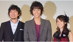 『銀色の雨』完成披露試写会にて（左から）鈴井貴之監督、賀来賢人、大島優子