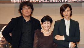 『母なる証明』来日会見にて（左から）ポン・ジュノ監督、キム・ヘジャ、ウォンビン