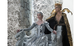 『スノーホワイト／氷の王国』（C）Universal Pictures