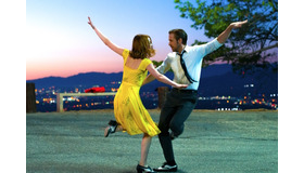 『LA LA LAND』（原題）　Photo credit:  EW0001: Sebastian (Ryan Gosling) and Mia (Emma Stone) in LA LA LAND.  Photo courtesy of Lionsgate.（C） 2016 Summit Entertainment, LLC. All Rights Reserved.