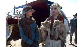 ニコール・キッドマン＆ロバート・パティンソン／『アラビアの女王 愛と宿命の日々』　（C）2013 QOTD FILM INVESTMENT LTD. ALL RIGHTS RESERVED.