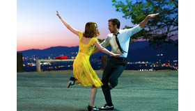 『ラ・ラ・ランド』（C）2017 Summit Entertainment, LLC. All Rights Reserved.Photo credit: EW0001: Sebastian (Ryan Gosling) and Mia (Emma Stone) in LA LA LAND.Photo courtesy of Lionsgate.