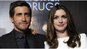 『Love and Other Drugs』のプレミア上映に出席したジェイク・ギレンホールと共演のアン・ハサウェイ -(C) AP/AFLO