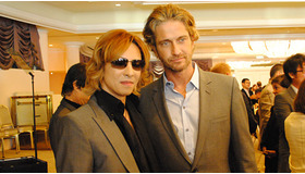 HFPAパーティのプレゼンターを務めたYOSHIKI（左）、ジェラルド・バトラー -(C) JMA / Japan Music Agency Co.,Ltd.