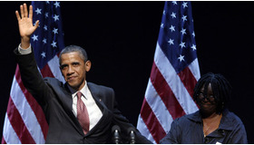 6月、ウーピー・ゴールドバーグを伴い選挙活動を行ったオバマ米大統領　-(Cロイター/AFLO