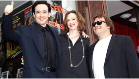 ハリウッドの「ウォーク・オブ・フェイム」のセレモニーに出席したジョン・キューザック、ジョーン・キューザック、ジャック・ブラック -(C) ロイター/AFLO