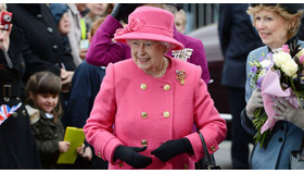 英エリザベス女王、皇室スタッフに王室認定特別クリスマスプレゼントを贈る