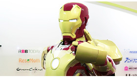 「cinemacafe.net」編集部を訪問したアイアンマン -(C) 2013 MVLFFLLC. TM ＆ (C) 2013 Marvel. All Rights Reserved.