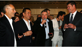 レセプション・パーティに出席したデ・ニーロは升酒飲んでご機嫌の様子 -(C) Getty Images/AFLO