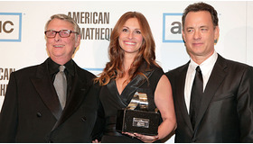 シネマテーク・アワードを受賞したジュリア。左からマイク・ニコルズ監督、ジュリア、トム・ハンクス -(C) Getty Images/AFLO