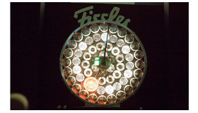フィスラー×多摩美術大学の産学共同プロジェクトによって制作された「T!c Toc」。フィスラーの圧力鍋60個を使って作られた時計は、家族がそろって食事をする7時になるとロゴが重なり、光り輝く。