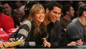 12月9日にNBAの試合を観戦したジェシカとキャッシュ =(C) Getty Images/AFLO