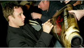 2005年、『ジャケット』のプレミアでファンにサインするブラッド　-(C) Getty Images/AFLO